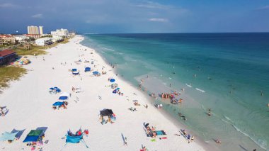 Destin 'in doğusundaki Miramar Sahili' ne doğru giden hava manzaralı körfez yolu halka açık park alanı, rıhtım evleri, restoran ve kilometrelerce beyaz kumsallara erişim, turkuaz su, Destin, Floria. ABD