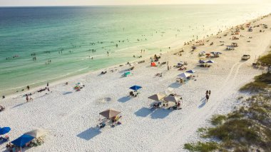 Kilometrelerce temiz turkuaz suyu olan beyaz kumlu plajlar, Miramar Sahili yakınlarındaki muhteşem mavi dalgalar Güney Walton, Destin, Florida, ABD gevşeyen, yüzen ve dinlenen insanlar. Havadan