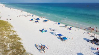 Kilometrelerce temiz turkuaz suyu olan beyaz kumlu plajlar, Miramar Sahili yakınlarındaki muhteşem mavi dalgalar Güney Walton, Destin, Florida, ABD gevşeyen, yüzen ve dinlenen insanlar. Havadan