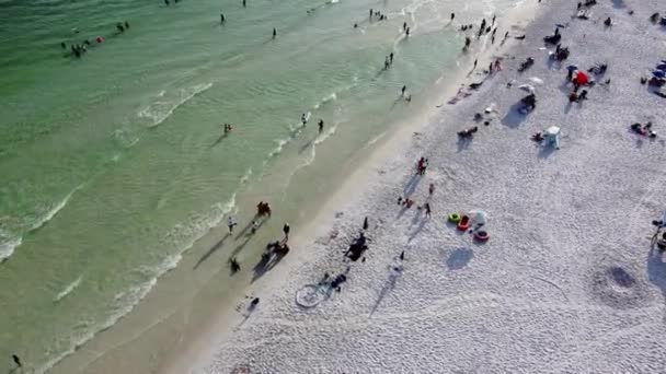 飞越佛罗里达州德斯坦州南沃尔顿市的米拉玛海滩 那里有数英里长的白糖沙滩 碧绿的海水 绚丽的深蓝色波浪 拥挤的人群让人放松 — 图库视频影像