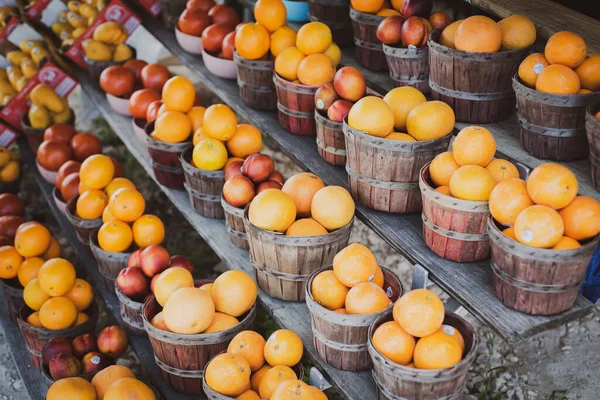 Navel Oranje Honingzoete Sinaasappels Tomaten Mango Kartonnen Dozen Planken Display — Stockfoto