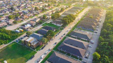 İki katlı tek kişilik bir ev, ev, apartman dairesi, ıssız bir arazi Roger Yolu üzerinde Barrington Gölü, Little Woods, Doğu New Orleans 'ta. Havadan Louisiana