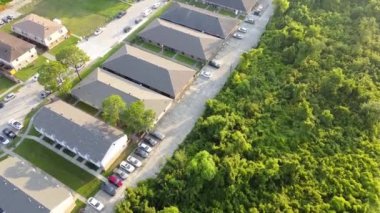 Sıra sıra apartman daireleri, boş arazili evler, Roger Drive Lake Barrington, Little Woods, Doğu New Orleans anonim topluluğu yakınlarındaki yemyeşil ağaçlar üzerinde uç.