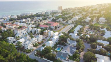 Üç katlı kiralık evler, Seagrove yakınlarındaki apartman binaları 30A yolu boyunca 3 km uzunluğunda kumlu körfez kıyı şeridi ve Florida Emerald Coast, Santa Rosa, Florida. Havadan