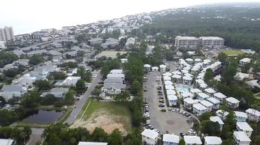 Yüzme havuzlu çok katlı beyaz boyanmış yazlık evler, Seagrove plaj mahallesindeki yerleşim birimleri, ilçe yolu 30A, Körfez kıyısı, Santa Rosa, Florida, ABD