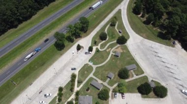 Otoyol 10 (I-10) yakınlarındaki dinlenme alanı ve turizm karşılama merkezi, ABD 'nin Greenwood, Louisiana şehrinde iki şerit otoyolu ve otoyolda yoğun trafik var.