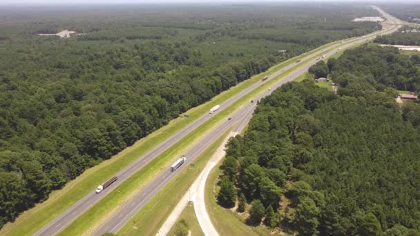 Flyg Över Livlig Trafik Motorväg Interstate Med Två Filer Bilar — Stockvideo