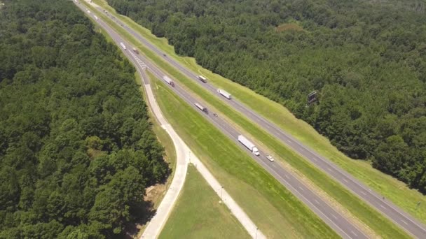 10号州际公路 上繁忙的交通 有两条车道 高速公路上半卡车 进入休息区 路易斯安那州格林伍德的游客接待中心飞越现代休息站 — 图库视频影像