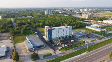 Ofis binaları, çok katlı oteller, iş parkı, araba kiralama, Little Woods şehir merkezindeki 10 numaralı otoban (I-10) boyunca restoranlar, New Orleans, Louisiana, ABD. Hava görünümü