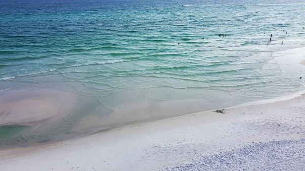 Widok Powietrza Dość Plaży Jus Kilka Osób Cieszyć Się Pływanie — Zdjęcie stockowe