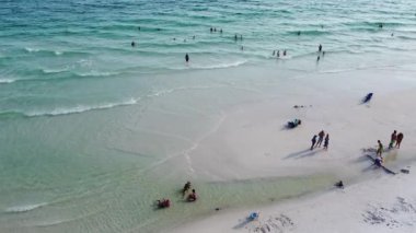 Aileler yüzmeyi seviyor, çocuklar beyaz kumlu, temiz turkuaz suyla oynuyor, sakin Emerald Coast boyunca hafif dalgalar, Seagrove plajı, Santa Rosa, Florida, ABD