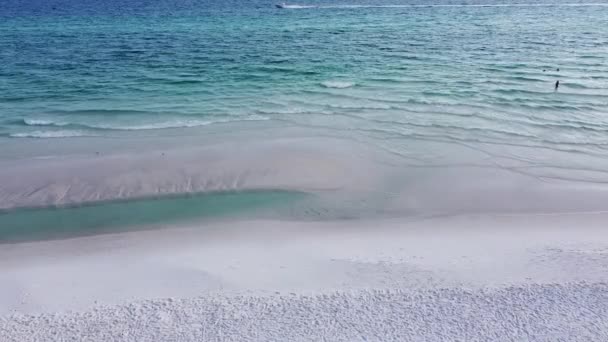 Pocas Personas Disfrutan Navegando Nadando Tranquila Playa Seagrove Con Arena — Vídeos de Stock