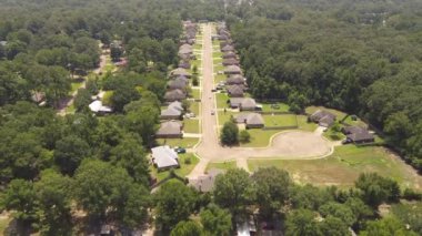 Richland Westside Park, Rankin County, Mississippi yakınlarındaki yemyeşil ağaçlarla çevrili Cul-de-sac caddesi olan tek kişilik aile evleri.