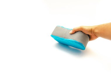 Sağ Asyalı adam mikrofiber süngerle böcek ağı araba temizleme köpüğü tutuşu beyaz arka planda izole edilmiş çamaşır aletini kullanması kolay. Süper emici sünger kesme yolu kopyalama alanı