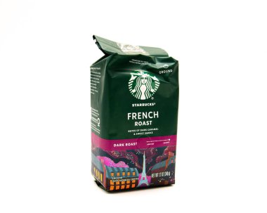 AUG 16, 2023-COPPELL, TX, ABD: Beyaz zemin üzerinde izole edilmiş, Arabika fasulyelerinden yapılmış, yepyeni bir Starbucks fransız rostosu kahvesi paketi. Popüler yoğun dumanlılık düşük asitli kahve