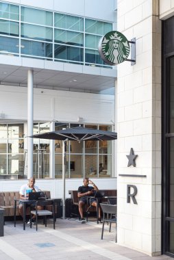 PLANO, TX, US-AUG 18, 2023: Çeşitli müşteriler Plano, Teksas, Amerika 'daki Legacy West' te bulunan lüks Starbucks Reserve 'den nadir ve kaliteli kahvenin tadını çıkarıyorlar. Dünya çapında bir dizi kaliteli kafe.