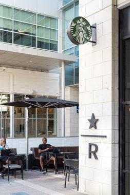 PLANO, TX, US-AUG 18, 2023: Çeşitli müşteriler Plano, Teksas, Amerika 'daki Legacy West' te bulunan lüks Starbucks Reserve 'den nadir ve kaliteli kahvenin tadını çıkarıyorlar. Dünya çapında bir dizi kaliteli kafe.