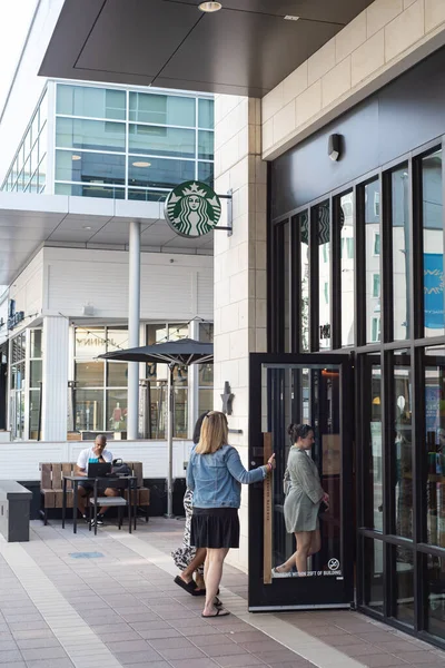 PLANO, TX, ABD-AUG 18, 2023: Plano, Teksas, Amerika 'da bulunan Legacy West' teki Starbucks Reserve kahve dükkanına giren çeşitli kadın müşteriler. Nadir, sıra dışı kahve seçimleri Starbucks