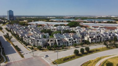 Legacy West, Plano, Texas 'taki Merkez ve Preserve Caddesi' nin kesiştiği köşedeki lüks çok katlı villalar. ABD 'de yeni şehir merkezi havacılık manzarası