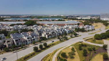 Legacy West, Plano, Texas 'taki Merkez ve Preserve Caddesi' nin kesiştiği köşedeki lüks çok katlı villalar. ABD 'de yeni şehir merkezi havacılık manzarası