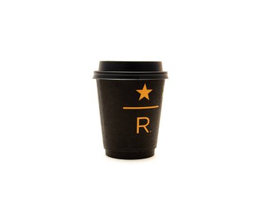 PLANO, TEXAS, US-AUG 18, 2023: R ve Rezerv 'in yıldız logosu olan siyah kağıt bardak, beyaz arka planda Starbucks' tan özel ve premium kahve. Starbucks rezervi Roastery özel içeceği