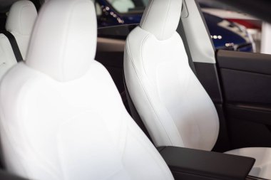 İlk sıra orta boy elektrikli cip sahte deri, sürücü koltukları ve yolcu koltukları, premium deri sentetik koltuklar, kumaştan yapay deri, PVC. Rahat ve modern yapay deri.