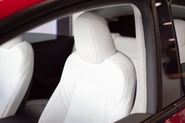 Modern SUV elektrikli arabanın sürücü koltuğunda yapay deri koltuklar kumaştan, PVC 'den ve hayvansal ürünlerden bağımsız yapay deri koltuklar. Rahat ve yaşam tarzı