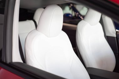 Modern SUV elektrikli arabanın içinde modern sahte deriden yapılmış yolcu koltuğu. Premium deri deri koltuklar, bez, PVC, hayvansal ürünlerden arınmış yapay deri. Rahat ve yaşam tarzı