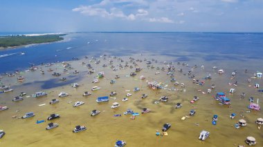 Destin 'deki Okaloosa Adası' nın beyaz kumlu plajları yakınlarındaki işlek Yengeç Adası, tuzlu sular gelgit ve dubalar, jet ski 'ler, kürek tahtaları, yüzme, dalış. Florida Hava Yolları