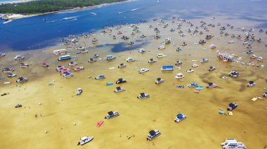 Destin 'deki Okaloosa Adası' nın beyaz kumlu plajları yakınlarındaki işlek Yengeç Adası, tuzlu sular gelgit ve dubalar, jet ski 'ler, kürek tahtaları, yüzme, dalış. Florida Hava Yolları