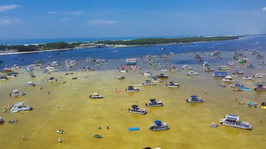 Destin 'deki Okaloosa Adası' nın beyaz kumlu plajları yakınlarındaki işlek Yengeç Adası, tuzlu sular gelgit ve dubalar, jet ski 'ler, kürek tahtaları, yüzme, dalış. Florida Hava Yolları