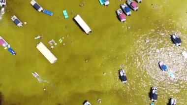 Yakından çekilen duba, tekne kiralama, jet ski, kürek çekme, yüzme, su seviyesi düşük Yengeç Adası, Destin, Florida 'nın tuzlu suyu.