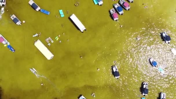 Close Aérea Densa Pontão Aluguel Barcos Jet Skis Paddleboards Natação — Vídeo de Stock