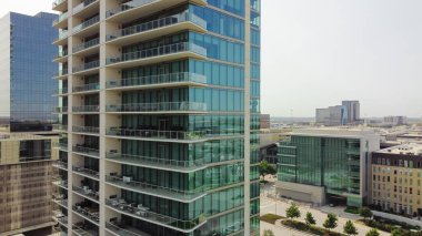 Ofis binaları ve kuleleri daire kompleksiyle çevrili, Plano, Teksas merkezli şirket ofisleri, ABD. Dallas Fort Worth metro kompleksindeki hava manzaralı modern ofisler