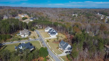 Sessiz bir yerleşim yeri olan üst orta sınıf komşular, büyük arka bahçede iki katlı büyük evler, düşük yoğunluklu barınma bölgeleri, geniş bir alana yayılmış. Atlanta, Georgia, ABD havacılık manzaralı banliyö