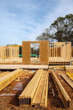 Atlanta, Georgia 'da inşaat banliyölerinin altındaki kereste ambarında kereste yığını, post, kiriş, OSB (Oriented Strand Board) kontrplak kaplama konutu. Banliyö Amerikan binası