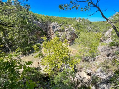 Bal Deresi 'nin ABD' nin Oklahoma şehrinde bulunan Turner Şelalesi manzaralı şelalesini beslediği Arbuckle Dağı 'ndaki travertine uçurumlarının dantelli görüntüsü. Açık hava, seyahat varış yeri
