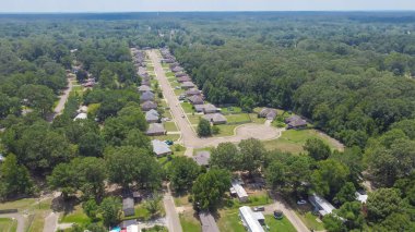 Richland, Rankin County, Mississippi banliyösü Jackson, ABD 'nin yemyeşil ağaçları yakınlarındaki üretim, modüler ve mobil evler yakınlarındaki yeni gelişim evleri. Havadan bakıldığında uygun fiyatlı evler