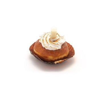 Ekstra yumuşak brioche hamurlu ev yapımı kremalı çörek, altın sarısı kek kaplamalı şeker kaplı, kalın vanilyalı pasta kreması dolu, beyaz arka planda plastik tüp süt. Kesme yolu