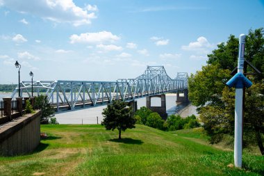 New Vicksburg Köprüsü, 20 nolu karayolu ve 80 nolu yolu boyunca Mississippi Nehri 'ni Delta, Louisiana ve Vicksburg, Mississippi, ABD arasında taşıyan Cantilever Köprüsü. Güneşli mavi gökyüzü ile yaz