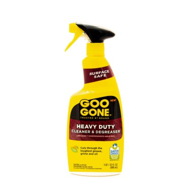 COPPELL, TX, US-SEPT 22, 2023: Goo Gone Heavy Duty Cleaner ve Degreaser fabrikası temelli ticari güçlü temizlik ürünü beyaz arka planda izole edildi. Yağ, yapışkan ve inatçı pislikleri temizliyorum.