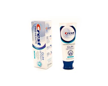 COPPELL, TX, US-SEPT 26, 23: Side view Crest Pro-Health Gum Detoksifikasyon kutusu ve tüp, ABD 'de 1 numaralı diş macunu, beyaz arka planda izole edilmiş plaka bakterisini nötralize etti. Zararlı oksidanları önler