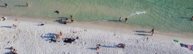 Panorama çeşitli karga türleri yüzme, şekerli beyaz kumlu kıyı şeridi, turkuaz su, Güney Walton plajı, Destin, Florida, ABD, renkli çadırlar, tente, şezlong sandalyeleri üzerinde dinlenme. Seyahat hedefi