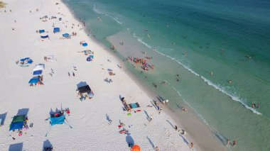 Renkli çadırlar, plaj şezlongları, yüzen, dinlenen, turkuaz suyla beyaz kumlu sahil şeridi boyunca yürüyen, Güney Walton plajı, Destin, Florida 'da kalabalık insanlar. Seyahat hedefi