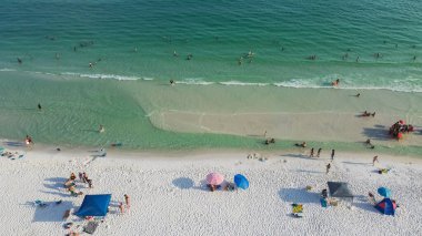 Yüzen, renkli çadırlarda dinlenen, plaj tepe örtüsü, şezlong, turkuaz su, South Walton plajı, Destin, Florida. Seyahat hedefi