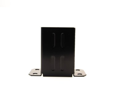 Ahşap çit direği tabanı, ahşap destekten beton levhaya kadar kalın çelik kaplama, beyaz arka planda pasa dayanıklı siyah toz kaplı. 4x4 normal kereste standardı