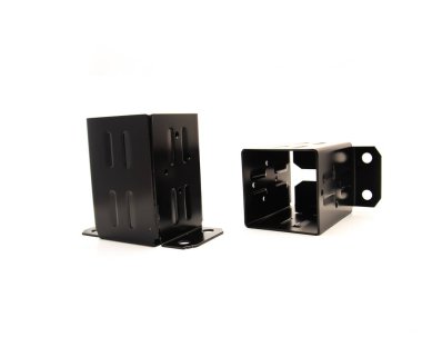 İki ahşap çit dayanak noktası, ahşap ile beton kaplama için destek parantezi kalın çelik, siyah toz kaplı pas geçirmez beyaz arka planda izole edilmiş. 4x4 normal kereste standardı