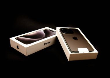 DOS, TX, ABD-OCT 28, 2023: Yepyeni iPhone 15 Siyah Titanyum 'un arka planında üç adet Pro kamera merceği, 48 milletvekili, süper çözünürlüklü fotoğraflar çekiyor