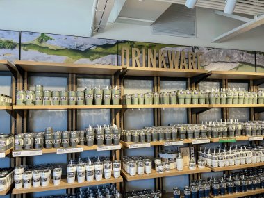 DUS, TX, US-OCT 28, 2023: Şehir merkezindeki Yeti perakendecisinde sergilenmekte olan büyük bir avare, kupa, bardak, içecek kovası, açık hava ürünleri buz sandıkları, vakum yalıtımlı paslanmaz çelik içecek takımı