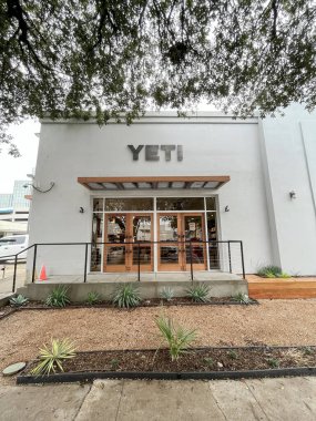 DOS, TX, US-OCT 28, 2023: Yeti 'nin şehir merkezindeki perakende mağazasının ön girişi, buz sandıkları, vakumlu yalıtılmış paslanmaz çelik içki takımı, serin hava ürünleri üreticisi